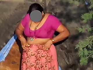 NoNude Indian Desi Bhabhi Cleavage Changing Saree